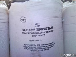 можем. самое простое -- крепкий рассол хлористого кальция. да, он будет давать мутные разводы там, куда попадёт, вреден для железа и краски, но зато уникально бюджетен и обладает размораживающим действием, то есть способен растворять лёд, уже имеющийся на стекле и щётках. Тридцатипроцентный раствор (по массе. 300 гр. хлорида на килограмм воды) не замерзает при пятидесяти градусах мороза. Ну, вернее, не замёрзнет, если вода дистиллированная, а хлорида будет ровно 298.7 грамма на килограмм воды, не больше и не меньше. Простыми бытовыми весами такой точности не достичь, но градусов на сорок можете рассчитывать.

Данный раствор совершенно не летуч (испаряется только вода, соль остаётся), при непосредственном употреблении внутрь ядовит умеренно (смертельная доза -- порядка литра)

сам по себе кальция хлорид можно купить рублей по тридцать за кило (технический), то есть, для приготовления пяти литров 30% рассола вам его понадобится на 45 рублей.