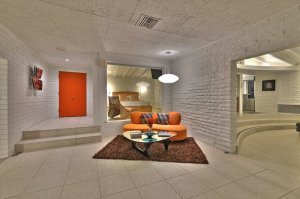 Белые стены может и дать 50-м, но вот подвесной потолок как то фу. Или это плитка приклеена, но один фиг криво.