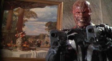 Костюм Спауна шикарен. Вообще за грим я бы оскар дал: видно, что ребята с душой к своей работе подошли. Вы только вспомните Осквернителя! Я Джон Легуизамо не признал. Но в 1997г. этот оскар забрал "Чокнутый профессор", причём в номинантах "Спауна". Да, сюжет тупой, компьютерная то ли лошадь, то ли собака - ген.директор ада - тоже смешила ещё в детстве. Но костюм - шедевр.