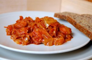 а Я с детства люблю "Бигус с Сосисками", главное Томатной пасты добавить и чесночка !