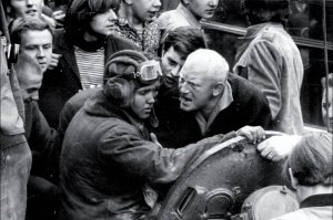 Житель Праги объясняет советскому солдату, что им не нужно интернациональной помощи, Чехословакия, 1968 год.