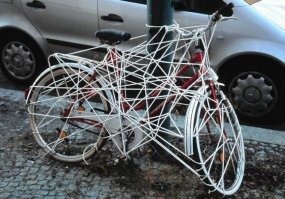 Вопрос - а как он (владелец) потом сам все это распутывает вечером?
Или просто кусачками перерезает?
А что тогда злоумышленнику мешает так же перерезать?