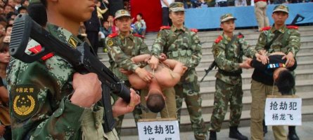 Пришлось искать пути информационного самоудавлетварения в данном вопросе

Перевод на табличках:
Справа - Захватил и Ограбил 
Слева - Изготовил пистолет

А вот немного выясненных подробностей:

Подозреваемых выставили на всеобщее обозрение перед ступеньками торгового центра, где произошло ограбление. За подобное преступление максимальное наказание в Китае смертная казнь. (ФОТО)

В провинции Шэньси полицейские задержали двух подозреваемых в ограблении ювелирного магазина. После задержания грабителей вывели на всеобщее обозрение.

Как сообщает агентство "Синьхуа", 9 мая в одном из городов провинции Шэньсин произошло дерзкое ограбление ювелирного магазина. Грабители ворвались в магазин средь бела дня и, угрожая ножом и топором, потребовали драгоценный товар. Добычей преступников стали 6 золотых браслетов, 59 золотых цепочек и 47 колье, общей стоимостью в 600 тысяч юаней (около 100 тысяч долларов). Забрав награбленное неизвестные скрылись.

В этот же день полиция объявила розыск и награду за поимку грабителей. Поиски продолжались несколько дней. По словам главы местной полиции задержание стало для них своего рода делом чести. И вскоре полицейским удалось задержать грабителей. Ими оказались двое молодых братьев Ян Лонфей и Ян Ке. Преступники не успели сбыть награбленное, и товар был торжественно возвращен владельцу магазина. 

Самих подозреваемых выставили на всеобщее обозрение перед ступеньками торгового центра, где произошло ограбление. За подобное преступление максимальное наказание в Китае смертная казнь.