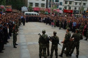 Пришлось искать пути информационного самоудавлетварения в данном вопросе

Перевод на табличках:
Справа - Захватил и Ограбил 
Слева - Изготовил пистолет

А вот немного выясненных подробностей:

Подозреваемых выставили на всеобщее обозрение перед ступеньками торгового центра, где произошло ограбление. За подобное преступление максимальное наказание в Китае смертная казнь. (ФОТО)

В провинции Шэньси полицейские задержали двух подозреваемых в ограблении ювелирного магазина. После задержания грабителей вывели на всеобщее обозрение.

Как сообщает агентство "Синьхуа", 9 мая в одном из городов провинции Шэньсин произошло дерзкое ограбление ювелирного магазина. Грабители ворвались в магазин средь бела дня и, угрожая ножом и топором, потребовали драгоценный товар. Добычей преступников стали 6 золотых браслетов, 59 золотых цепочек и 47 колье, общей стоимостью в 600 тысяч юаней (около 100 тысяч долларов). Забрав награбленное неизвестные скрылись.

В этот же день полиция объявила розыск и награду за поимку грабителей. Поиски продолжались несколько дней. По словам главы местной полиции задержание стало для них своего рода делом чести. И вскоре полицейским удалось задержать грабителей. Ими оказались двое молодых братьев Ян Лонфей и Ян Ке. Преступники не успели сбыть награбленное, и товар был торжественно возвращен владельцу магазина. 

Самих подозреваемых выставили на всеобщее обозрение перед ступеньками торгового центра, где произошло ограбление. За подобное преступление максимальное наказание в Китае смертная казнь.