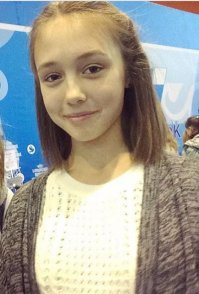 Сомневаюсь, что 15-летняя девочка уже вся в партаках и силиконе/ботоксе. 
Вот реальное фото Пуговки (Екатерины Страшновой)