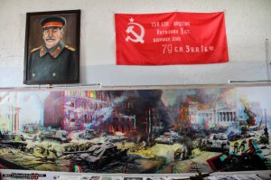 На флаге надпись - Идрицкая дивизия. Это сейчас Идрицко-Берлинская дивизия, она стоит в ЗВО, её возродили. Дивизия тоже имеет копию флага. Оригинальный флаг Идрицкой дивизии, это который был водружён над Рейхстагом, сейчас хранится в спецхране.
В общем, хороший пост.