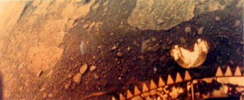 Достижения СССР:

Первый спутник (открытие космической гонки)
Первые животные в космосе
Первые животные на орбите (Белка и Стрелка)
Первый человек в космосе
Первый аппарат пролетевший около Луны
Первый аппарат достигший Луны
Впервые получен снимок обратной стороны Луны
Первая мягкая посадка на Луну
Первый пролет рядом с другой планетой  - Венера-1
Первая мягкая посадка на другую планету Венера-7
Первые фотографии с другой планеты
Первый спускаемый аппарат, достигший поверхности марса
Первая космическая станция Салют-1
Первая женщина в космосе
Первый выход в открытый космос
Впервые на землю доставлен грунт с Луны 
Первый самоходный аппарат на Луне

Достижения Америкосов:
Макдоналдс