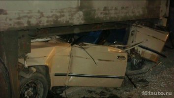 Фуры обожают парковаться по обочинам.
Я лично встретил стоячую на трассе Ярославль-Иваново, стоящую прямо посреди дороги без габаритов, зимней ночью.

Конечно, они ставить никаких безопасных барьеров не будут.