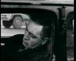 В "Семнадцати мгновениях весны", мимо автомобиля, в котором спит Штирлиц, проезжает ЗИЛ-130. :)