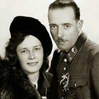 Терминатор на маму похож. :)