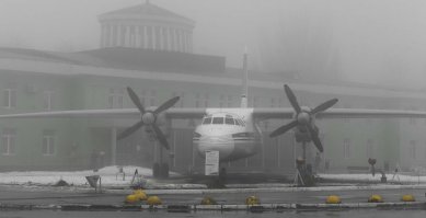 Крайний раз на Як-42 летал месяц назад. Саратов-Москва. Да и до этого, наверное полётов 20-30 было.Тёплый, ламповый самолётик. Так вот - его преимущества: ТРИ движка (сесть может и на одном)- т.е.надёжность!, Все двигатели установлены высоко от ВПП - не засасывают камни и пр. грязь, что то же надёжность, ВПП нужна намного короче, и не пойдёт даже не высокого качества, вплоть до плотного грунта (на экстренную посадку). Минусы - морально устарел..., эргономики пассажиров "0" - коленки не помещаются))) и пассажиры, как сельди в бочке, шумный, и да... уши закладывает, конфетки "Полёт" в помощь. Помнится даже в Турцию на нём летал, как будто на Жигулях-копейке от Москвы до Сочи... Но это НАШ самолёт, и мы его любим, реальный символ гордости за мощь СССР.
 В Саратове кстати их много, как раз потому, что аэропорт реально находится на небольшом участке в центре города и длина ВПП ограничена, Боинги и Эирбасы не сядут по своим ТТХ. Вот кстати еще один реальный Герой Советской авиации Ан-24. Фото как раз из Саратова: