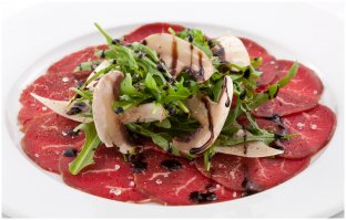 Тартар из лосося, и тунца я понимаю это реально вкусно,  тартар из говядины тоже наверно неплох , но надо знать корову и ее хозяина  лично, ну и я бы все таки сделал из говядины карпаччо, маринуется быстрей и не выглядит , как фарш