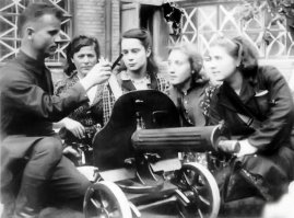 Две девки не на деталь смотрят, а на бравого пулеметчика