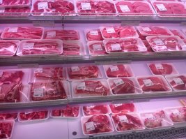 Мясо в Болгарии. И где оно желтое? Торговый центр Бургас Плаза в Бургас.