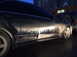 По разному бывает... Я однажды привез ребенка в сад, в свете фар моей машины увидел на мерседесе классную аэрографию - лес, озеро, в котором этот лес отражается.  Хотя  конечно это грязь... И обратная ситуация - в одном отеле увидел это на стене - подумал, что у них труба протекла, а оказалось это картина израильского художника....