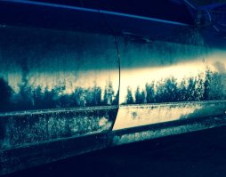 По разному бывает... Я однажды привез ребенка в сад, в свете фар моей машины увидел на мерседесе классную аэрографию - лес, озеро, в котором этот лес отражается.  Хотя  конечно это грязь... И обратная ситуация - в одном отеле увидел это на стене - подумал, что у них труба протекла, а оказалось это картина израильского художника....