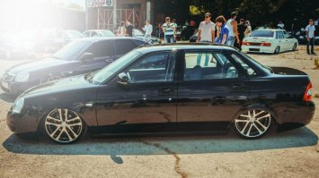 Примерно это. Потому что на отечественный автопром с самого начала без слез смотреть нельзя. Все или криворуко скопировано или ужасное говно. А те заводы что действительно пытались создать для СССР и России народный автомобиль гасились и закрывались из за нерентабельности. Ага, ага.  Сколько Миллиардов влили в автоваз? Сколько влили в Камаз, влили в Урал? Все эти заводы это деньги налогоплательщиков как тогда так и сейчас. Все у нас нерентабельно почему то. Те кто теоретически мог выйти на рентабельность закрываются.