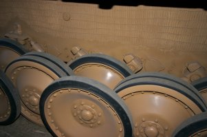 Во время Второй Мировой в одном из фашистских баров произошла массовая драка с поножовщиной и стрельбой. Причиной драки послужила стопка пустых тарелок, сложенных определённым образом. Данную комбинацию подвыпившая компания артиллеристов заказала принести за столик подвыпившей же компании танкистов. Да, тарелки были составлены в виде ходовой танка "Пантера". Причину негодования танкистов вполне можно понять - при выходе из строя хоть одного катка из внутреннего ряда даже фанатичные арийцы начинали материться по-русски и пытаться угнать танк у зазевавшихся соседей по колонне...