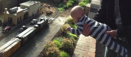 И без него ясно, нужно просто взглянуть на задний план и бордюрчик. Вот если бы было так...