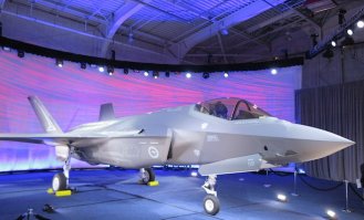 Читаю уже вторую статью по этой теме и недоумеваю.

Во первых, зачем оправдываться если ни Россия, ни США, ни Израиль официально не заявляли о подобном инциденте.

Во вторых, Израиль всего лишь 3 месяца назад получили первые экземпляры F-35. Ни кто в трезвом уме не отправит только осваиваемую технику в боевой вылет.

В третьих, США яйки оторвет любому заказчику F-35 вздумавшего рискнуть их триху.лярдами потраченными на разработку и отправившему F-35 под потенциальный удар современнейшего комплекса ПВО. 

В четвертых, ни кто не будет "светить" радиолокационный профиль самолета, предоставляя возможность его обработать и вложить в систему обнаружения и целеуказания комплексов ПВО.

Отдельно стоит отметить , что вся программа F-35 похожа на дорогущую авантюру - американы просто решили подзаработать на своих холуях. Иначе не объяснимо зачем создавать F-35 когда уже есть F-22 который якобы в несколько раз менее заметен нежели F-35.

	


Показ первого самолета для Израиля, 22 июня 2016 г.

Голливуд нервно курит.