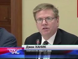 "В задачи американца входило запустить канал, который бы подавал новости с христианских позиций. При Хенике канал стартовал в интернете. Программы  Царьграда  начал показывать федеральный  Спас , которому не хватает средств на производство собственных новостных передач. "
Хоть он и принял православие.  Я думаю, что это для того что-бы "пустили козла в огород". Христиан вере учить. Даже "Спасу" деньги для производства программ нашел. За деньги ИМХО он и старовером и идолопоклонником бы стал.