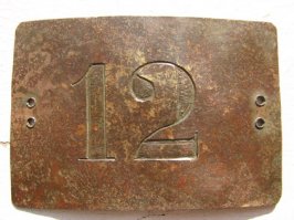 Ну это то понятно. Хотя взятки так же брали. Вопрос только в том, что при царе дворники числились за местными полицейскими участками, получали там зарплату и не только стучали, но и следили за порядком. Или свистки и бляхи они за свои деньги брали. Кстати арестовывать они тоже имели право.
Из Указа генерал-губернатора В. А. Долгорукого:

 "На основании предоставленного мне Высочайшим постановлением 5 апреля 1879 года права, я признаю нужным издать следующее обязательное для жителей Москвы постановление: 

1. В каждом доме в Москве должен быть дворник для очередного дежурства днем и ночью на улице. 

2. Домовые дворники находятся в полном подчинении местной полиции... 

5. В дворники могут быть нанимаемы люди не моложе 21 года от роду, причем возраст их определяется видом на жительство нанимаемого в дворники лица... 

9. При исполнении своих обязанностей дворник должен иметь на шапке установленные бляхи...