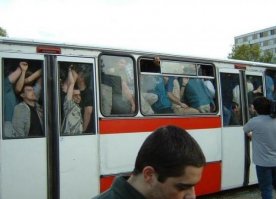 Сколько человек поместится в малолитражку?