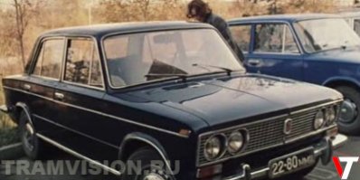 А что особенного в "Жигулях" черного цвета? Ну редкий для гражданских автомобилей СССР цвет, но не запрещенный же. 1980г. "Москва слезам не верит".