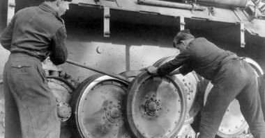 согласен. Немцы на востоке стали заложниками собственного технологического превосходства.