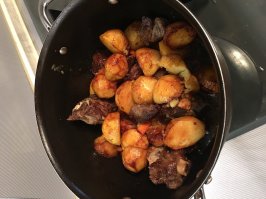 далма вешь... А я вчера готовил ленивый казан кабоб))) Баранинка, картошка,одна морковка. Перед подачей все посыпал свежим луком и укропчиком, съели и даже бутылкой запили )))