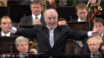 Мне на какое-то мгновение показалось, что мужик на заднем плане решил прибухнуть