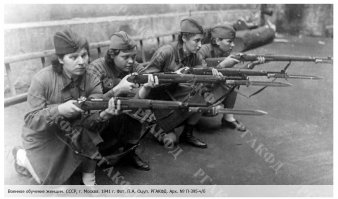 Действительно, вот один из снимков этих девушек, с указанием автора и времени съемки, а так же номера снимка в архиве. Это действительно было снято в 41-м! )))