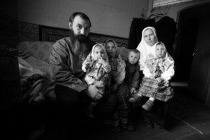 Фото - отличные. Но это - даже расстроился. Люди сами остались в 15 веке. И детей мучают. Вроде молодые родители, а на вид - лет 50. Детей в секте угробят. Ни образования, ни социализации. К чему это я. Можно и сейчас плугом, запряженным в жену пахать. Но трактором - эффективней в миллион раз. Так зачем жить суевериями многовековой давности, когда есть ответы "почти" на все вопросы рядового человека!