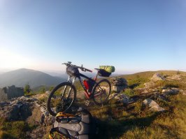 Правда прошлогоднее :),зато ягод там полным полно рядышком, в этом году пока прохладно  в горы на велике, но уже побывал, сезон открыт.