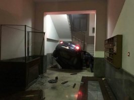 Когда припаркованный авто у дверей подъзда мешает тебе пройти, всегда думаешь: "он бы еще в подъезд, козел, въехал"