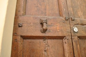 Вот тут вы ошиблись.В этих городках нет туристов(или они очень редки) Вся красота для самих жильцов,сделанная самими жильцами.Можно посетить за день несколько таких городков,и не увидеть пластиковую деталь на доме. Сколько ни пытайся, не найдешь ни одного пластмассового дверного звонка,только медные или стукалки, по виду прошлого века.Никому в голову не придет поставить пластиковое окно или дверь.Очень бережное отношение к старине. Типичная дверь в жилище.