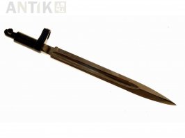 Штык нож к карабину Мосина. 
Винтовка Мосина это такое весло, что с примкнутым штыком, была выше этих девонок на полметра.