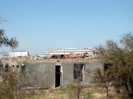 дополню:
1. Технологический габаритно-весовой примерочный макет "Бурана" ОК-МЛ1 - изделие 004
2. Монтажно-испытательный комплекс с рухнувшей крышей, октябрь 2002г.
Взято отсюда: