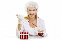 От, щас включу зануду...

Как узнать, что фото - стопроцентная постановка?
Вот, имеем мы например, такую фотографию:

Гляжу на неё - и сердце кровью обливается. Надо же - какая халтура! От. сразу видно, что "модель" на фото не имеет никакого отношения и к медицине, ни к аналитике вообще.

Как она держит пипетку? Это ж ужас какой-то. С самого школьного курса химии ( если, конечно, на уроках химии вообще проводятся какие-то эксперименты) начинают учить, как держать пипетку правильно. Понятно, что вчерашний школьник или студент, третий раз в жизни видевший эту пипетку боится выпустить её из своих потных кривых ручек и крепко сжимает её в кулачке. И затыкать верхнее отверстие ему приходится большим пальцем. Но работать так и отмерять точные объёмы - очень тяжело. Поэтому - с самого начала будущего аналитика (кем бы он ни был: биологом, химиком или медиком) учат, что пипетку нужно  держать между большим и средним пальцем, а затыкать верхнее отверстие - указательным пальцем.
Конечно, медики у нас - каста особая и им законы не писаны (видел и таких, которые пользовались именно большим пальцем), но, указательным работать всё же намного удобней.

Пипетку держат вертикально.  Девица же держит стеклянную пипетку как автоматический дозатор. Явно подсмотрела эту фишку в кино.

Перчатки на размер больше, чем нужно. Работать в таких перчатках можно (кто-то любит, чтобы было посвободней), но неудобно. Особенно  с пипеткой.

Волосы из-под шапочки. Волосы должны быть убраны под шапочку. Для того она, собственно, и нужна. 

Открытые руки и "декольте". При работе с биологическими жидкостями, особенно, с кровью, участки тела должны быть прикрыты. Особенно - руки.

И ещё - при работе с биологическими жидкостями, там, где есть вероятность разбрызгивания - обязательно нужно надевать маску. Фартучек бы тоже не помешал.

Это я как аналитик, не работающий с биологическими жидкостями могу пренебречь этими правилами. Но - слишком высока опасность для себя и окружающих при работе с кровью, чтобы можно было пренебрегать правилами безопасности.
Итого - ни девица, изображённая на фото, ни автор снимка не имеют вообще ни малейшего понятия о том, как правильно должен выглядеть человек, работающий с кровью.

 Понимаю, что мои "замечания" многим покажутся несущественными придирками, но, думаю, каждый из вас читая книгу или смотря фильм, обращал внимание, если там совершенно неправильно описывалось или показывалось что-то, относящееся к вашей профессиональной деятельности или то, в чём вы неплохо разбираетесь.
И это несколько портило впечатление от произведения.