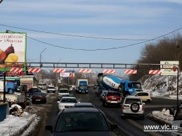 Да, да конечно. Предупреждали. Повесили надпись на высоте 6 метров. Ага.
Так обычно делают когда цель именно разбить чью-нить газель, чтобы поугорать над этим. Да ещё потом цинично надпись эту водителю показать, чтобы окончательно его морально уничтожить, и ещё поугорать.

Когда реально думают о том, чтобы оградить людей от проблем, читают нормативные документы. И на подъезде ставят конструкцию, обозначающую высоту. Тогда зевнувший водитель, прежде чем сложить свою газель, получит от этого ограничителя вполне явное предупреждение в виде весьма громкого бум.