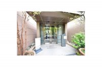 5 минут в интернете показали такие результаты (полагаю что цены рассчитаны больше на иностранных клиентов, а потому дороже, но это только возможность):

Центр токио - комната или маленькая студия в районе 30 тысяч. Т.е. или небольшая комната метров в 8 или студии по 18-20 метров подобной планировки.


Когда начал рассматривать площади побольше, то от 40м2 уже стоило ровно в 2 раза дороже. Например, такой вариант с балконом-крышей стоит 60 тысяч.


Причем зависимость цены абсолютно линейная. 60 метров предлагаю уже за 90 тысяч. Выглядят вполне прилично.



После чего решил двигаться к окраине (с доступом к метро). Цена за м2 упала до 1 тысячи. Что касается зарплат, то средняя в токио 160 тысяч. В целом по стране:
Уборщик в офисе - 1,15млн рублей в год
Парикмахер, домработница, водитель такси - 1,5млн в год
Повар, продавец, строитель - 1,7-2 млн
Средний служащий в офисе, водитель автобуса, менеджер по продажам - 2,25млн
Пожарный, архитектор, машинист - 3 млн
Полицейский - 4,2 млн
Врач, бухгалтер - 6 млн
Главврач - 10 млн

В целом выглядит приемлимо. Даже занимаясь низкооплачиваемым трудом можно жить в хороших условиях.