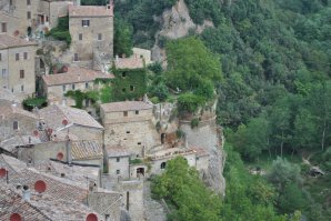 Внутри все современное,но все равно отделка-плитка,краска,штукатурка.никакой пластмассы ни химических обоев,ни пластиковых панелей.А если что нибудь современное,то прячут.Вот например как спрятаны тарелки спутникового ТВ