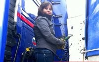 Бесстрашная девочка встала на пути быка