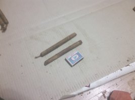 В 2015-ом посадил, вырастил, 200 кустов, в прошлом году не стал сажать, сталось много. Нынче буду. Это половина, вторая на другом участке, у брата. Сажать буду только берли, его сразу, хоть прям с куста кури. Остальное хотя бы немного, но надо ферментировать. К зиме-весне они конечно немного сами естественным путем ферментируются, но недостаточно.
Никак руки не дойдут простое устройство из утепленной картонной коробки на батарею отопления сделать, чтобы в отопительный сезон подферментировать. 
Насчет сушки, если есть возможность, то лучше на слое сена в сарае просто укладывать друг на друга шахматкой, чтобы черешки наружу торчали. Степень перекрытия в июле максимальный, чтобы сохли полностью не раньше недели. Тогда они нормально подвяливаются и выжелчиваются. По мере высыхания можно компактнее стопками складывать, но не сдавливать - место освобождается. Самые поздние сборы и верхние метелки в один слой естессно, окончательно они у меня следующим летом только высохли. Некоторые попортились, те что на голых досках непосредственно лежали, без прослойки сена.
Сигары почти по всем правилам, просто вместо деревянных колодок закручиваю в бумагу насколько нужно (можно сразу плотность контролировать) и после некоторой выдержки в покровный. Намного удобнее: не надо идеально точное количество листьев скручивать.
Можно и мелкие типа сигарет делать, только без фиксирующего листа, только покровный в конце.
Клей - вишневая смола в водке. Можно и не использовать вообще, просто пальцем намочить, они и так клейкие.