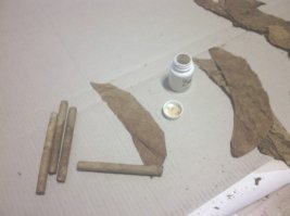 В 2015-ом посадил, вырастил, 200 кустов, в прошлом году не стал сажать, сталось много. Нынче буду. Это половина, вторая на другом участке, у брата. Сажать буду только берли, его сразу, хоть прям с куста кури. Остальное хотя бы немного, но надо ферментировать. К зиме-весне они конечно немного сами естественным путем ферментируются, но недостаточно.
Никак руки не дойдут простое устройство из утепленной картонной коробки на батарею отопления сделать, чтобы в отопительный сезон подферментировать. 
Насчет сушки, если есть возможность, то лучше на слое сена в сарае просто укладывать друг на друга шахматкой, чтобы черешки наружу торчали. Степень перекрытия в июле максимальный, чтобы сохли полностью не раньше недели. Тогда они нормально подвяливаются и выжелчиваются. По мере высыхания можно компактнее стопками складывать, но не сдавливать - место освобождается. Самые поздние сборы и верхние метелки в один слой естессно, окончательно они у меня следующим летом только высохли. Некоторые попортились, те что на голых досках непосредственно лежали, без прослойки сена.
Сигары почти по всем правилам, просто вместо деревянных колодок закручиваю в бумагу насколько нужно (можно сразу плотность контролировать) и после некоторой выдержки в покровный. Намного удобнее: не надо идеально точное количество листьев скручивать.
Можно и мелкие типа сигарет делать, только без фиксирующего листа, только покровный в конце.
Клей - вишневая смола в водке. Можно и не использовать вообще, просто пальцем намочить, они и так клейкие.