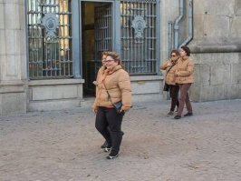 сразу вспомнились 90е и как людям на заводе з/пл бартером выдавали. Носили сами, продавли родственникам, знакомым или через комиссионки - короче, весь город ходил в одинаковых пуховиках, одинаковых спортивных костюмах и пах одинаковыми египетскими духами :)