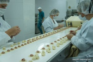 Американский космический зонд Cassini так же прислал снимки объясняющие происхождение этого спутника. Зонд смог сделать эти снимки, максимально приблизившись к месту зарождения спутников Юпитера. И снова виноваты во всём оказались русские.