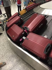 Летел я как-то с группой китайских туристов... Абсолютно одинаковых чемоданов было штук 50. Как они их различали???