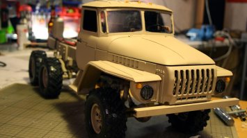 ребята рукастые. Как они пишут у себя на сайте - рама из алюминиевого профиля, кабина 3D принтинг, шины тоже, их заполнили свинцом для веса. Мотор Роботроник, сервоприводы рулевого Savöx. Короче, ребята серьёзно к модели Урала подошли.