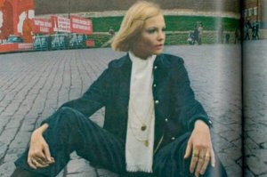 Что-то у этой модели непристойная поза для того времени.